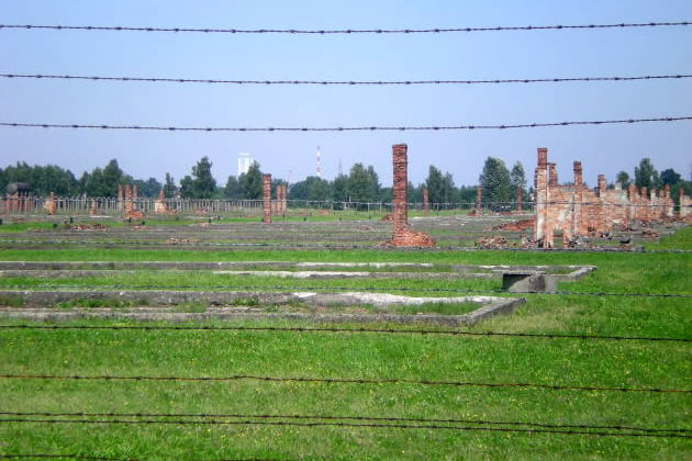 Vista del campo de barracones destruidos