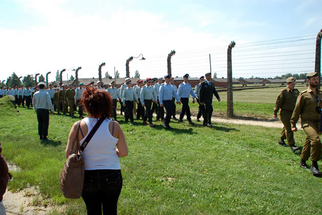 Desfile de soldados israelíes en Birkenau