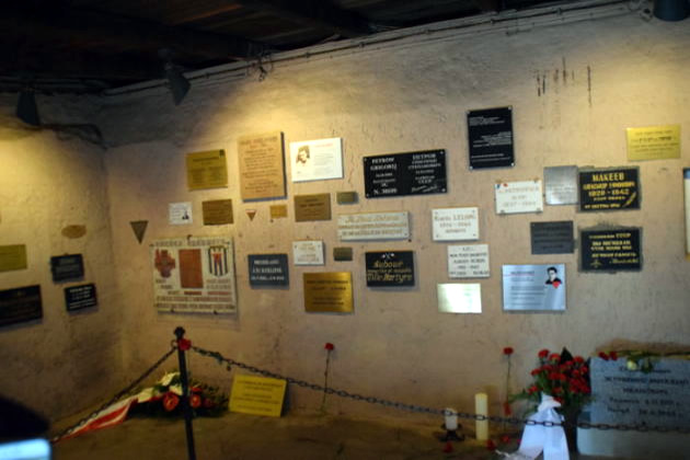 Placas conmemorativas en el edificio del crematorio