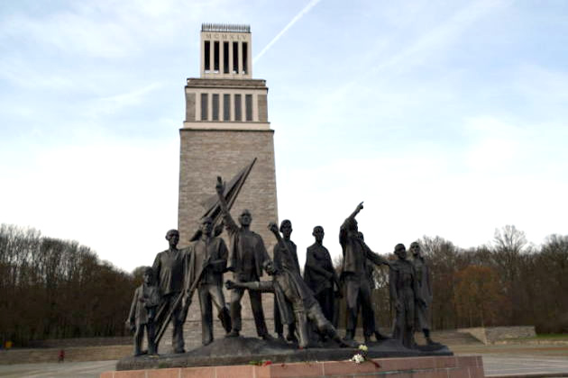 Torre de campanas, Memorial de la RDA, y escultura de Fritz Kremer
