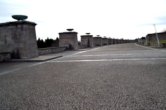 Calle de las Naciones, que une las fosas circulares, con los nombres de 18 naciones de presos