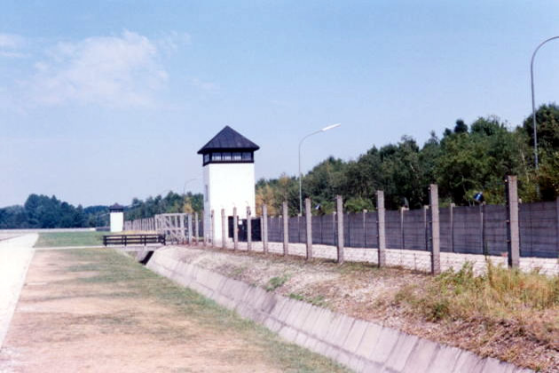Zona de seguridad, alambradas y torre de vigilancia
