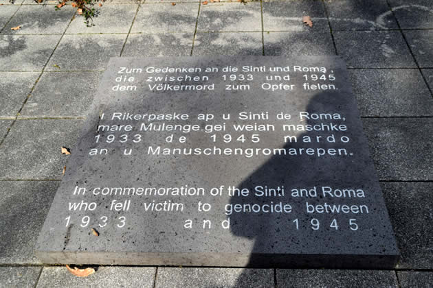 Placa conmemorativa en recuerdo de los gitanos muertos (Sinti und Roma)
