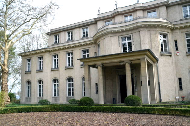 Fachada principal de la Casa de la Conferencia de Wannsee