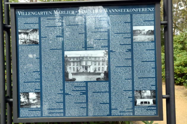 Información histórica en los jardines de la Casa de la Conferencia de Wannsee