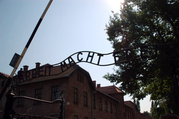 Puerta del campo, con el lema 'El trabajo libera'