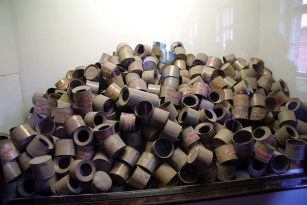 Detalle de la exposición, latas de Zyklon-B abandonadas