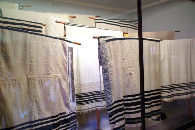 Detalle de la exposición, ropas rituales judías