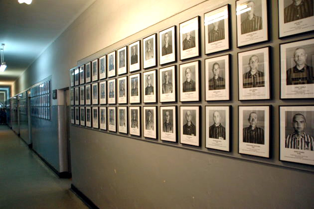 Detalle de la exposición, con fotos del servicio de reconocimiento de Auschwitz
