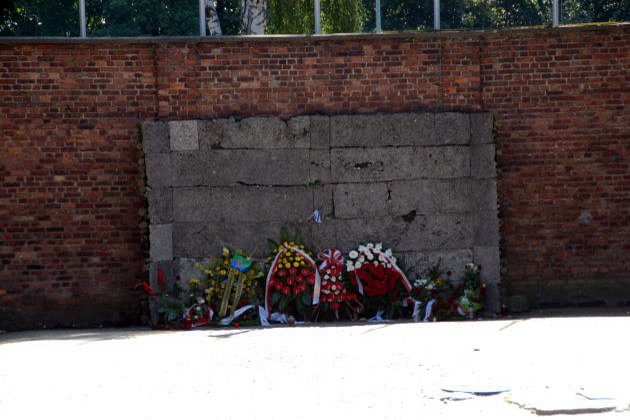 Muro de ejecuciones, con el memorial
